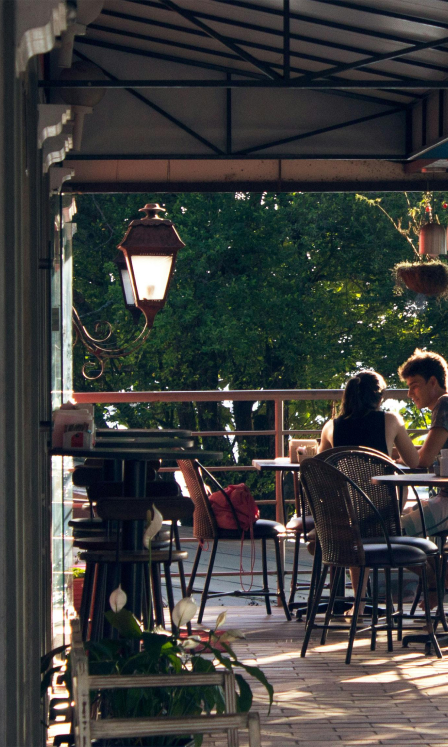 guests enjoying outdoor dining